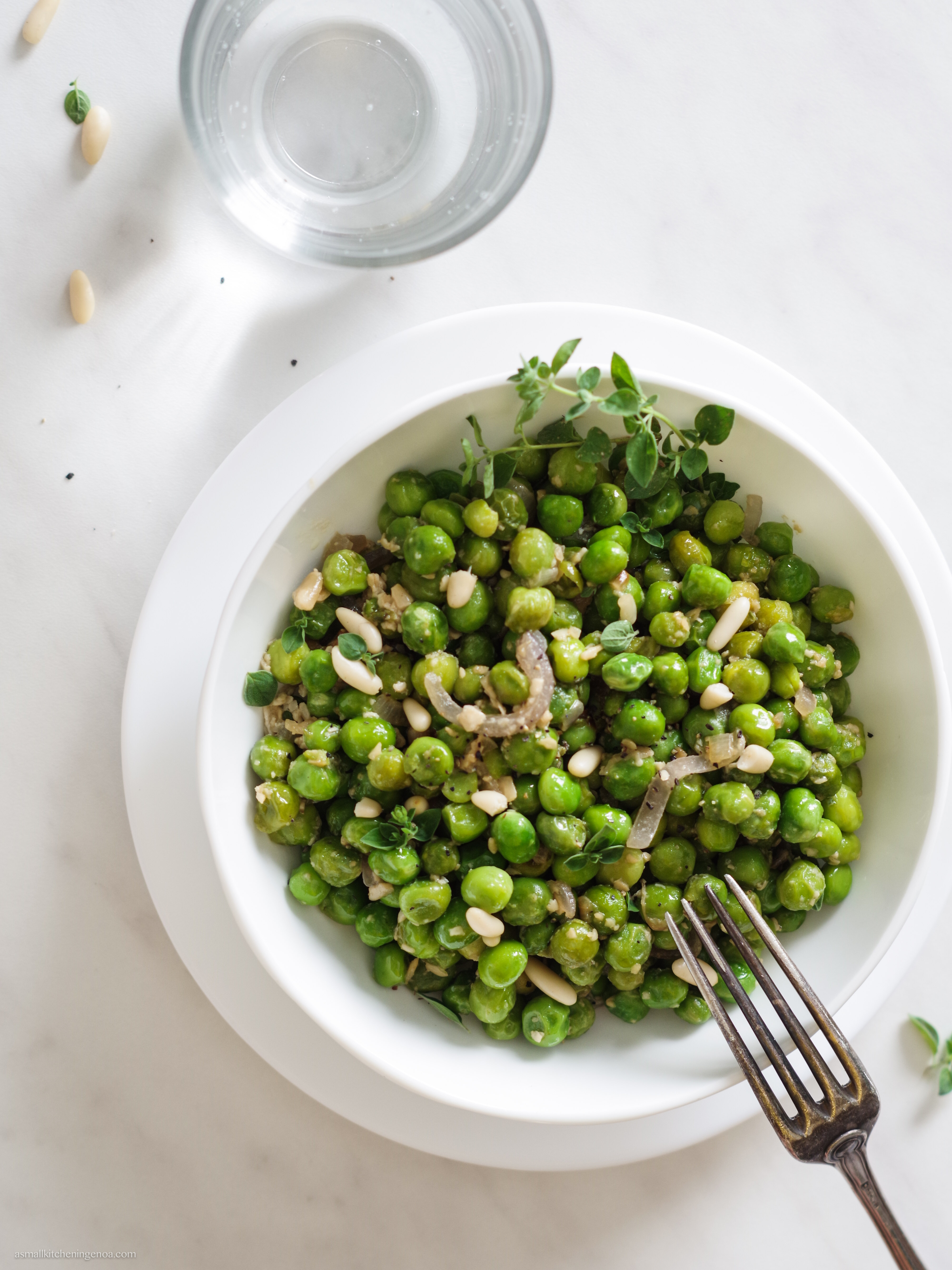 stewed green peas with onions and pine nuts