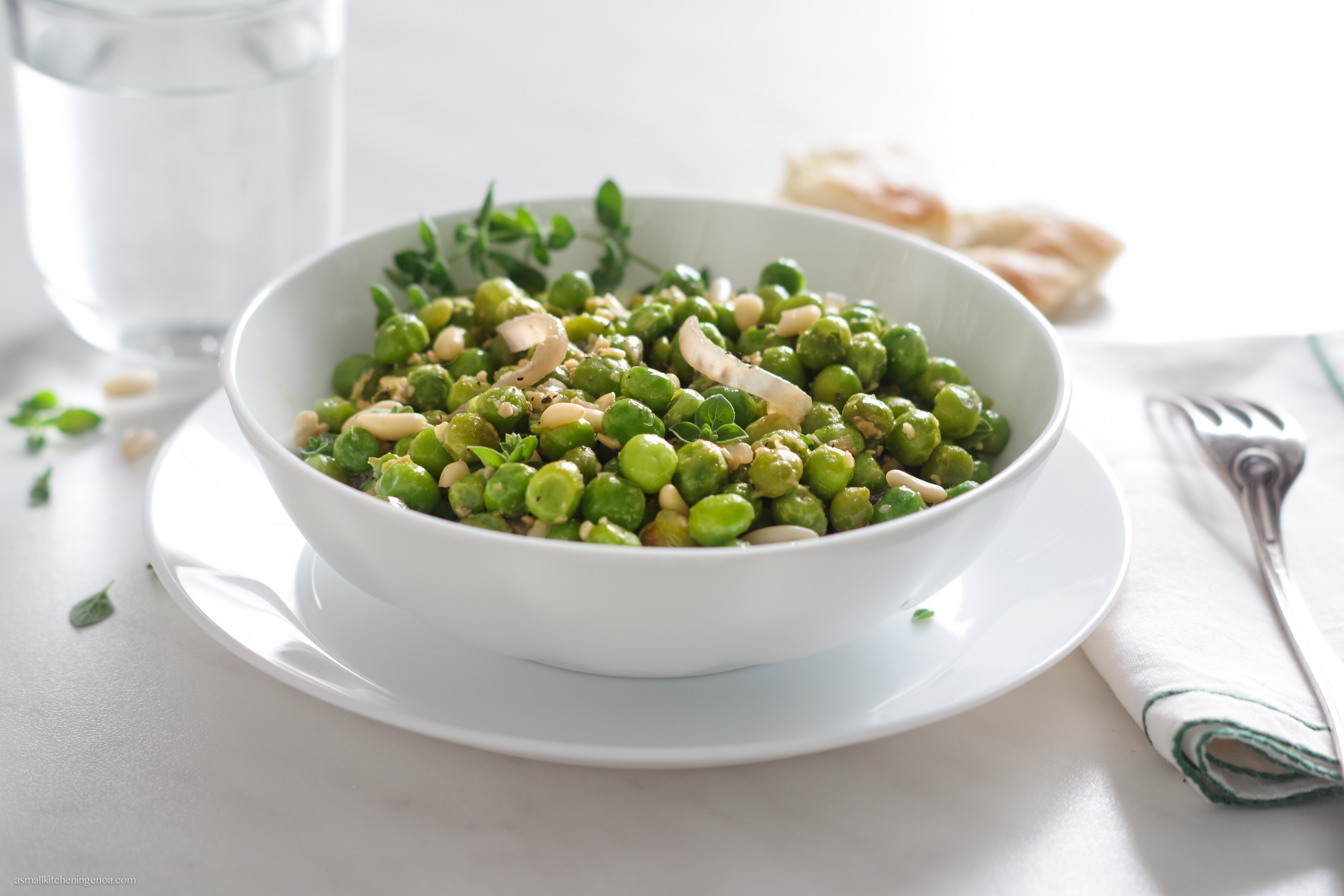 stewed green peas with onions and pine nuts